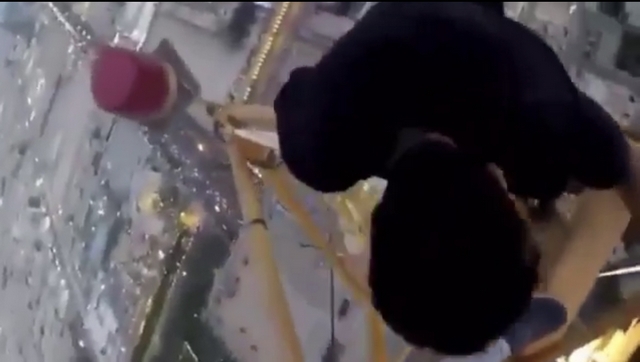 فيديو .. مشهد يحبس الأنفاس .. سعوديون يعتلون أعلى رافعة بالرياض