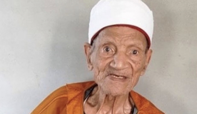مصري عمره 92 عاما مصاب بالسرطان.. يواصل الدراسة