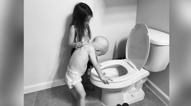 تسنده عند المرحاض.. صورة موجعة لطفل مريض بالسرطان وأخته