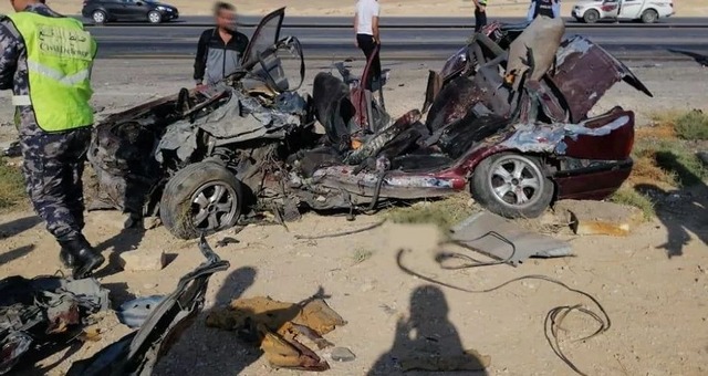 4 وفيات بحادث تصادم على الصحراوي .. صور 