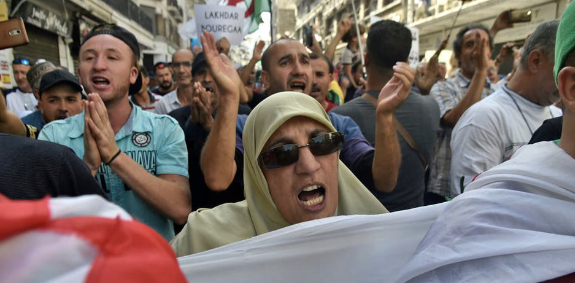 الجزائريون يتظاهرون مجدّداً
