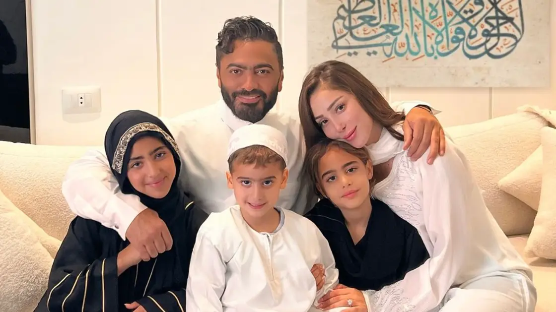 تامر حسني يثير الحيرة بصورة "عائلية" مع بسمة بوسيل