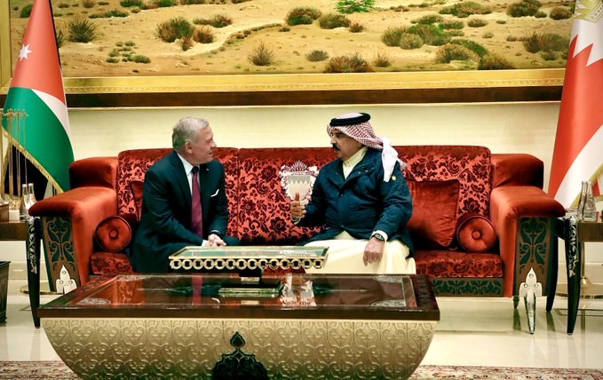 الملك يلتقي العاهل البحريني