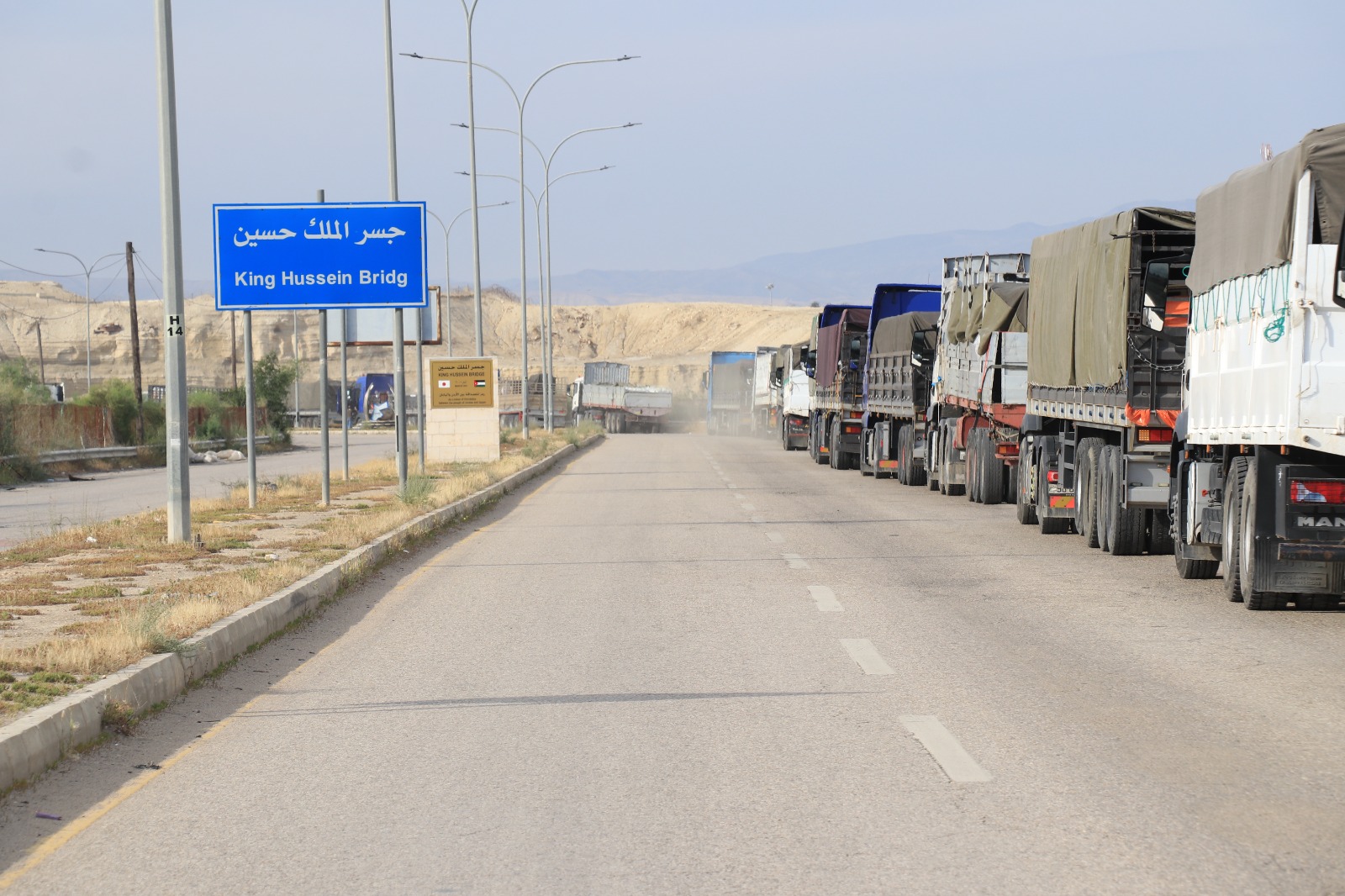 القوات المسلحة ترسل 25 شاحنة مساعدات إنسانية إلى قطاع غزة