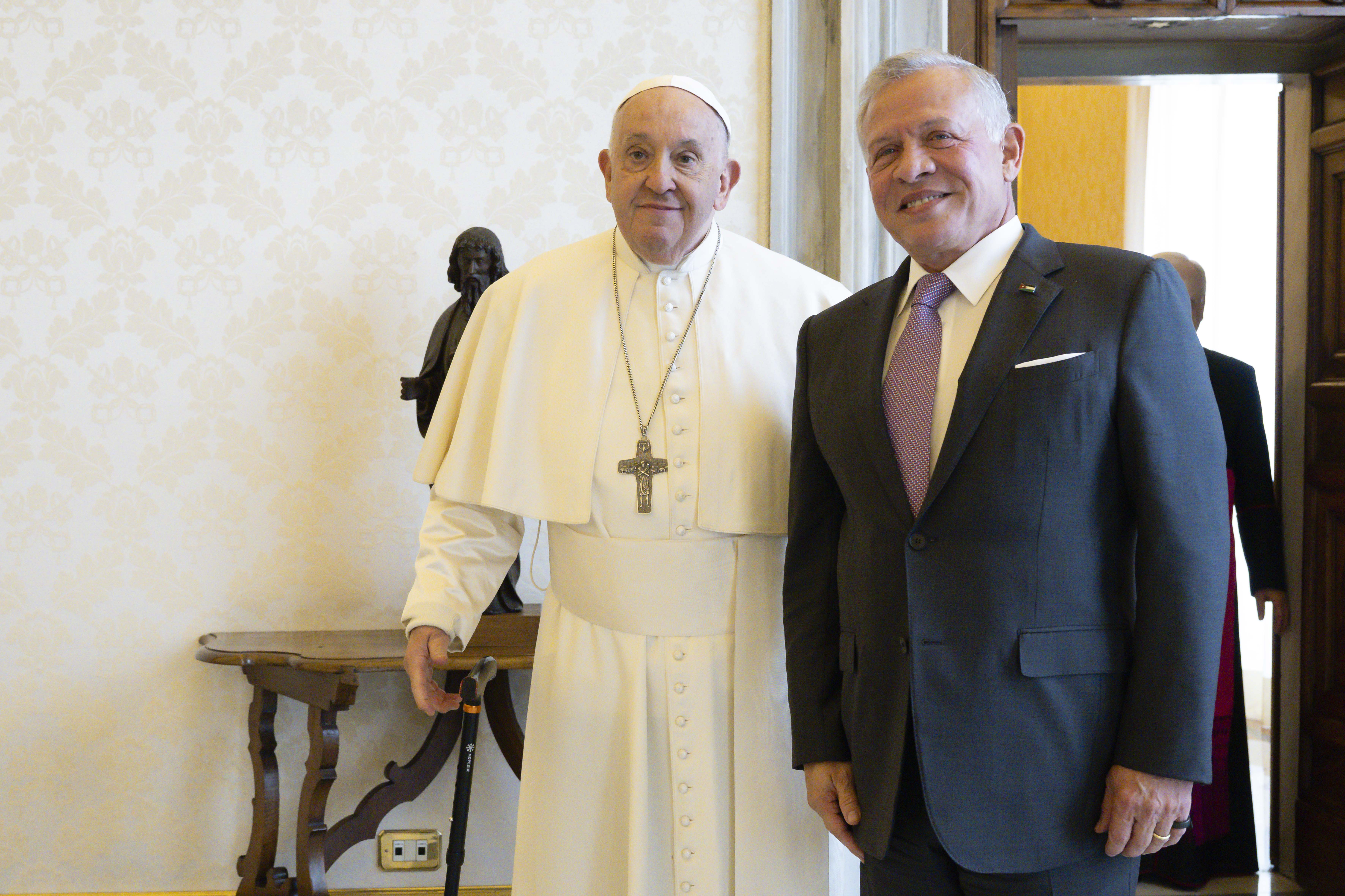 الملك يلتقي بابا الفاتيكان ويؤكد استمرار الأردن بدوره الديني والتاريخي في حماية المقدسات بالقدس