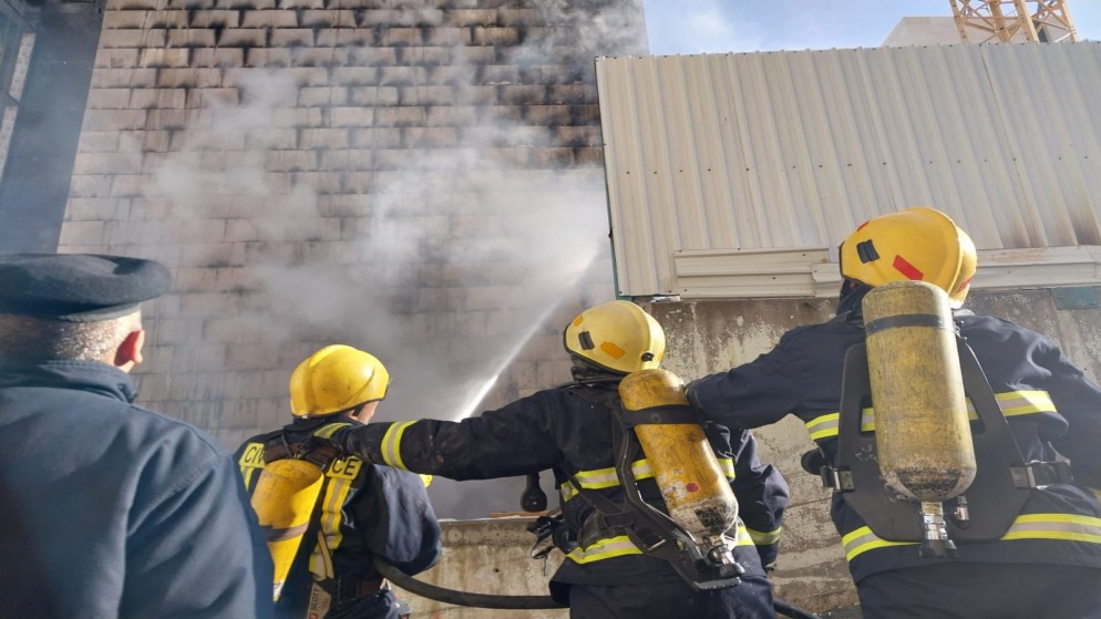 الدفاع المدني يسيطر على حريق شب بمجمع في عمان 