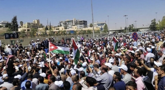 230 معلما يتقدمون باستقالاتهم