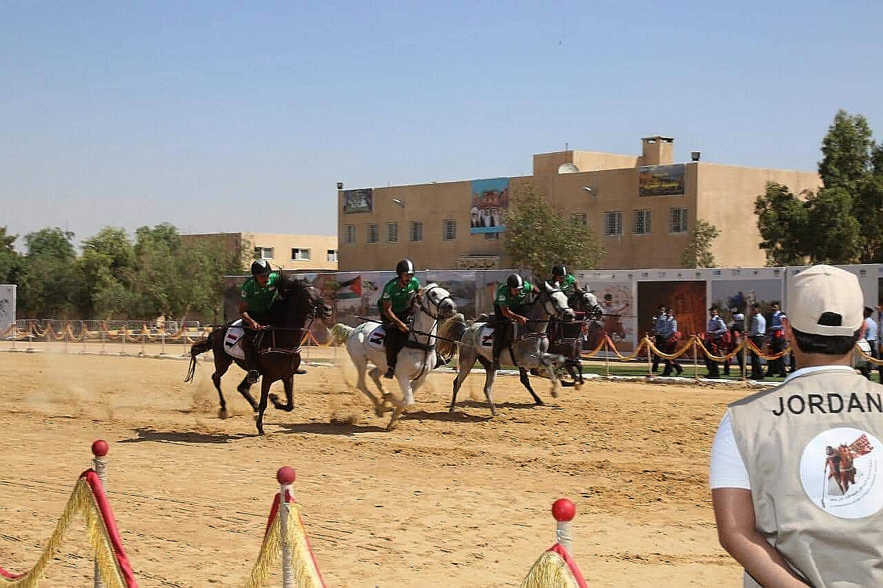 انطلاق فعاليات البطولة العسكرية الدولية الأولى لالتقاط الأوتاد بالزرقاء