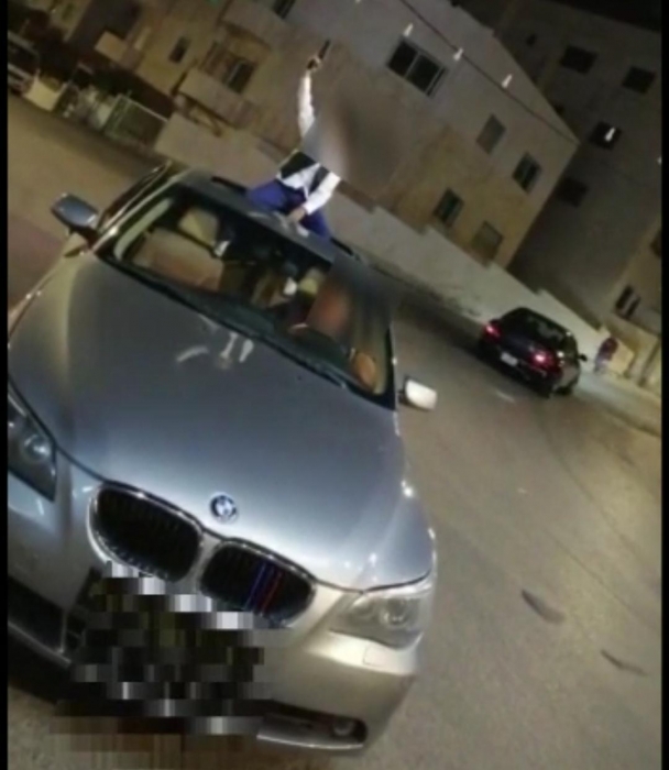 ضبط شخص سلم طفله سلاحاً نارياً ليطلق عيارات نارية في الهواء