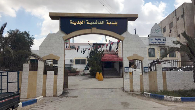 بلدية الهاشمية بالزرقاء تنفذ أعمال تعبيد لشوارع الحي الشرقي