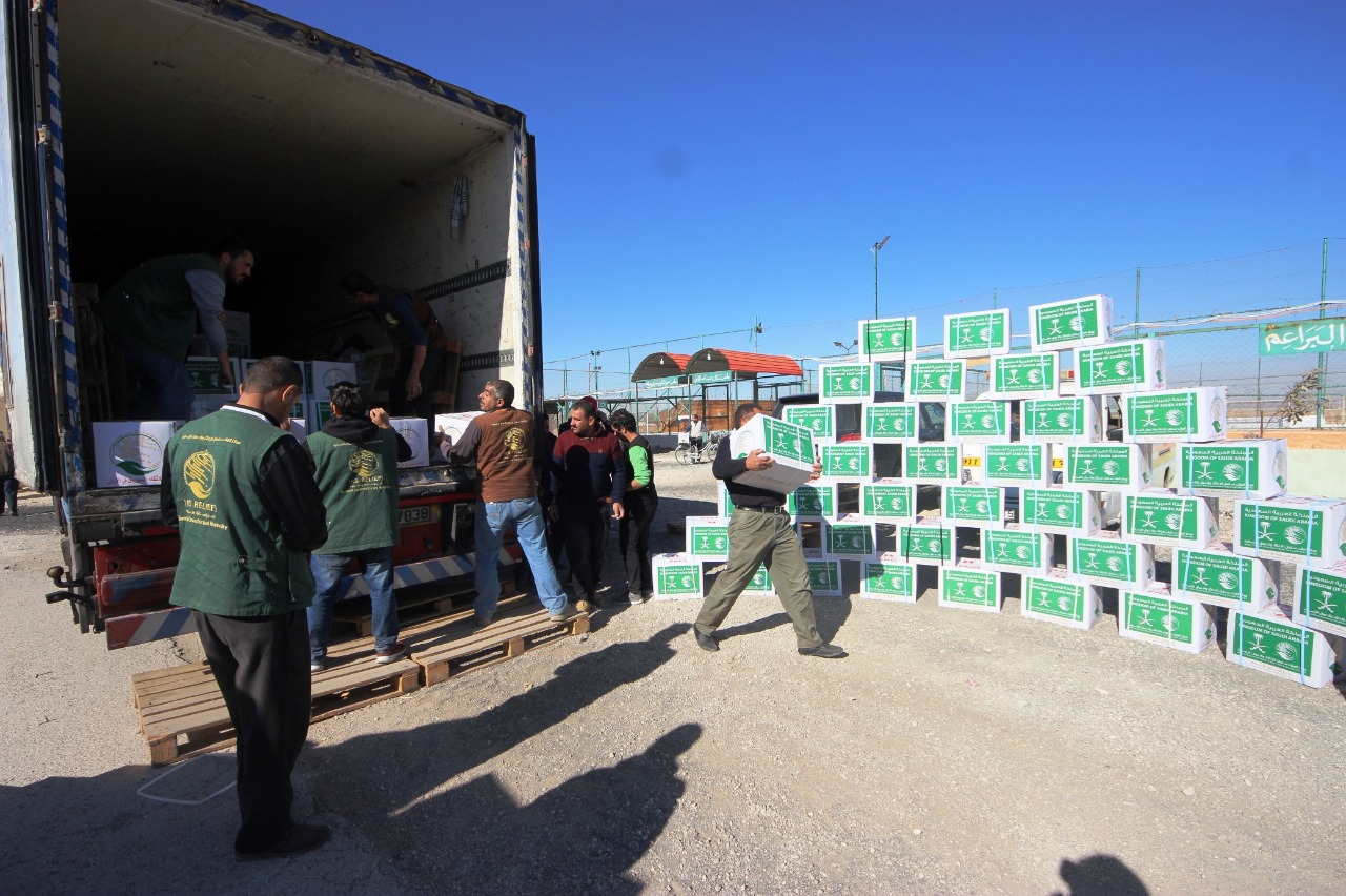 المفرق : مركز الملك سلمان يواصل توزيع السلال الغذائية على اللاجئين .. صور