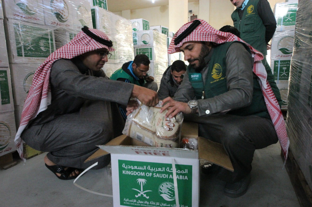 العتيق يتفقد مشروع مركز الملك سلمان لتوزيع السلال الغذائية .. صور