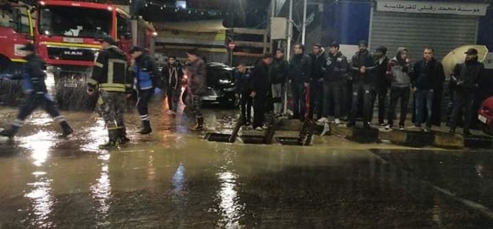 الدفاع المدني يتعامل مع مداهمات للأمطار في وسط عمان .. صور