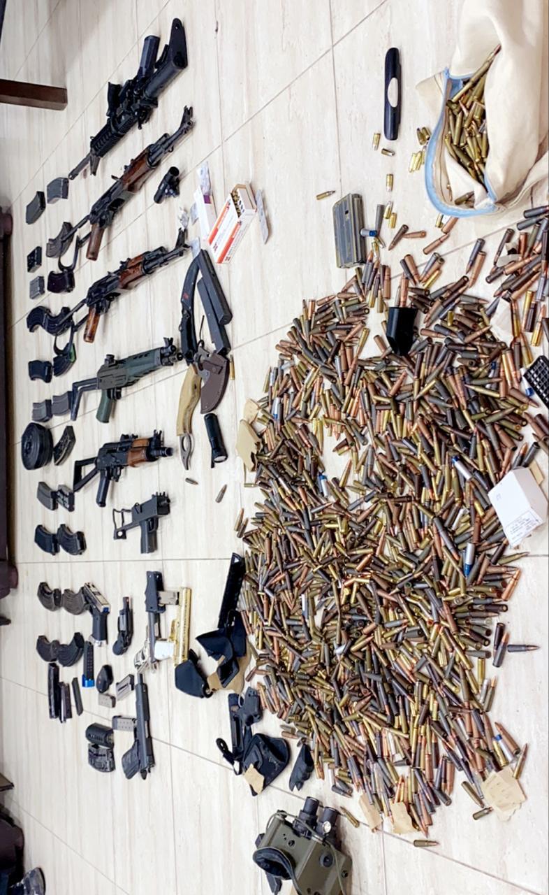 عمان :ضبط اسلحة نارية وكميات كبيرة من الذخيرة بمداهمة احد المنازل .. صور