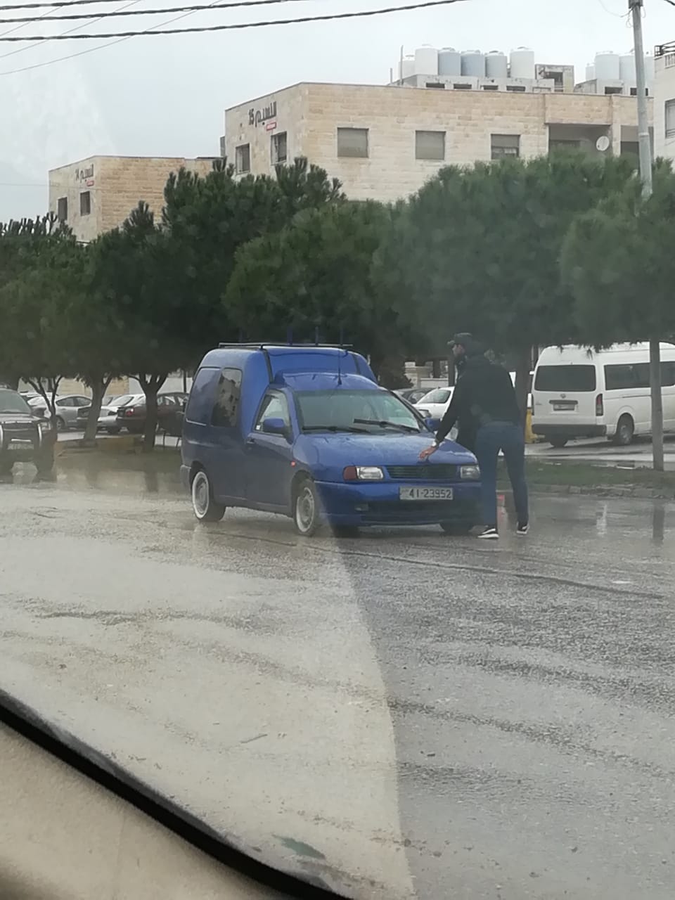 لفتة لرجال المباحث المرورية تنال إعجاب مغردون على مواقع التواصل 