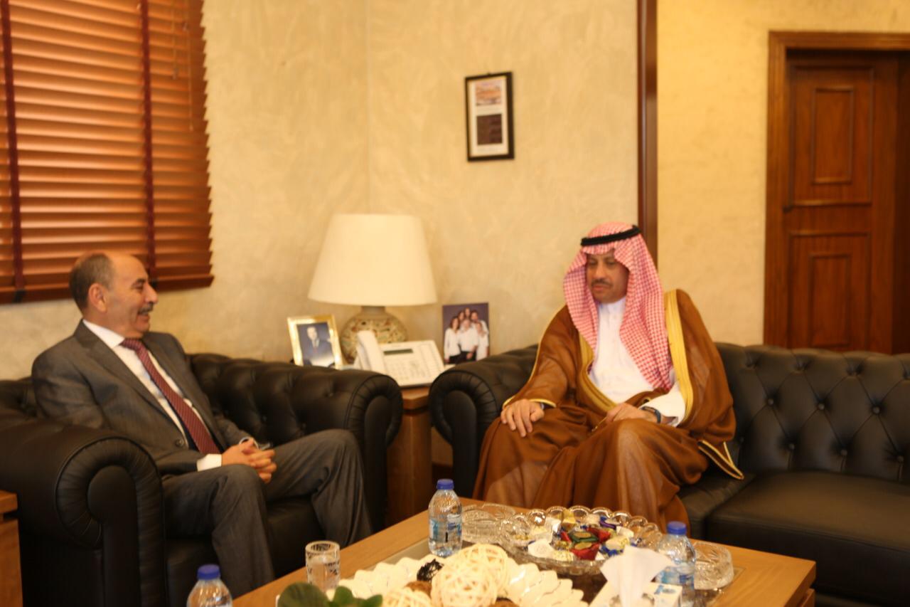 وزير الأشغال يستقبل في مكتبه السفير السعودي لدى الأردن