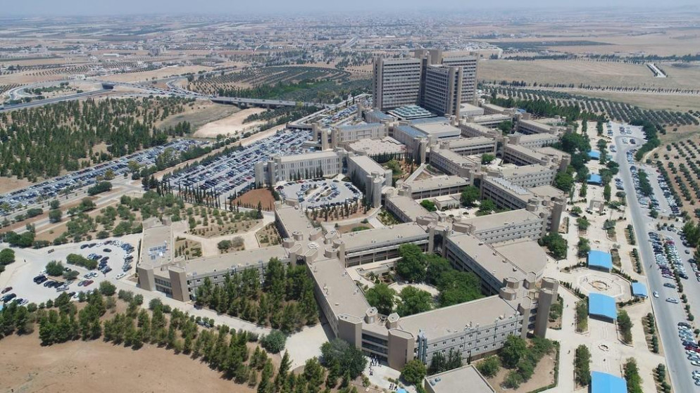 استئصال ورم عملاق من تجويف البطن لمريض في مستشفى الملك المؤسس