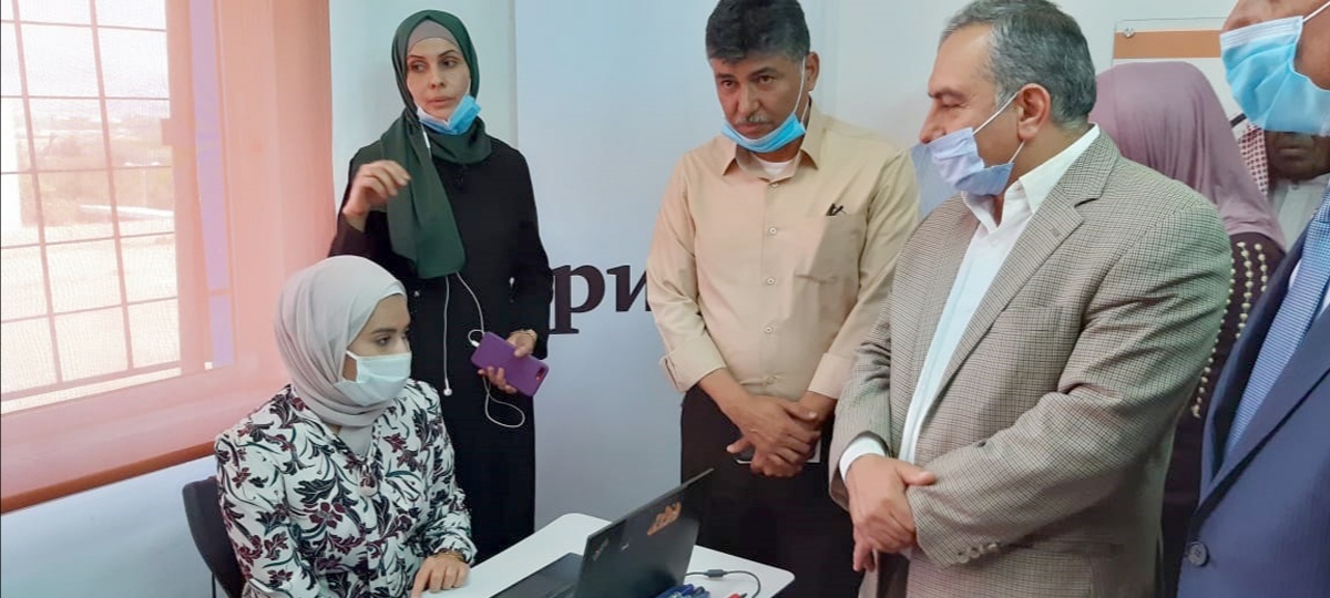 وزير الشباب يفتتح قاعة للحاسوب بالشونة الشمالية