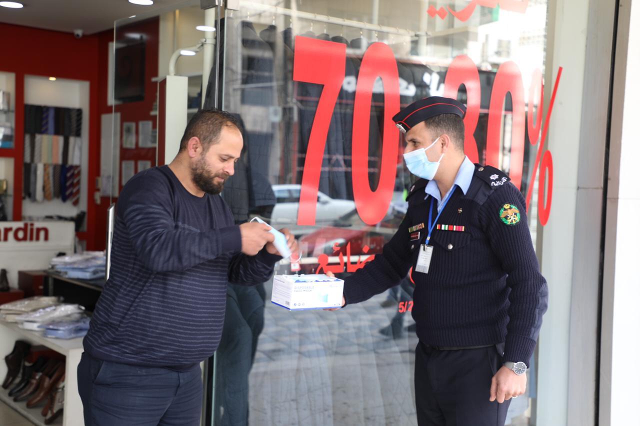 الأمن العام يطلق حملة توعوية ( يدا بيد) ويوزع الاف الكمامات على المواطنين