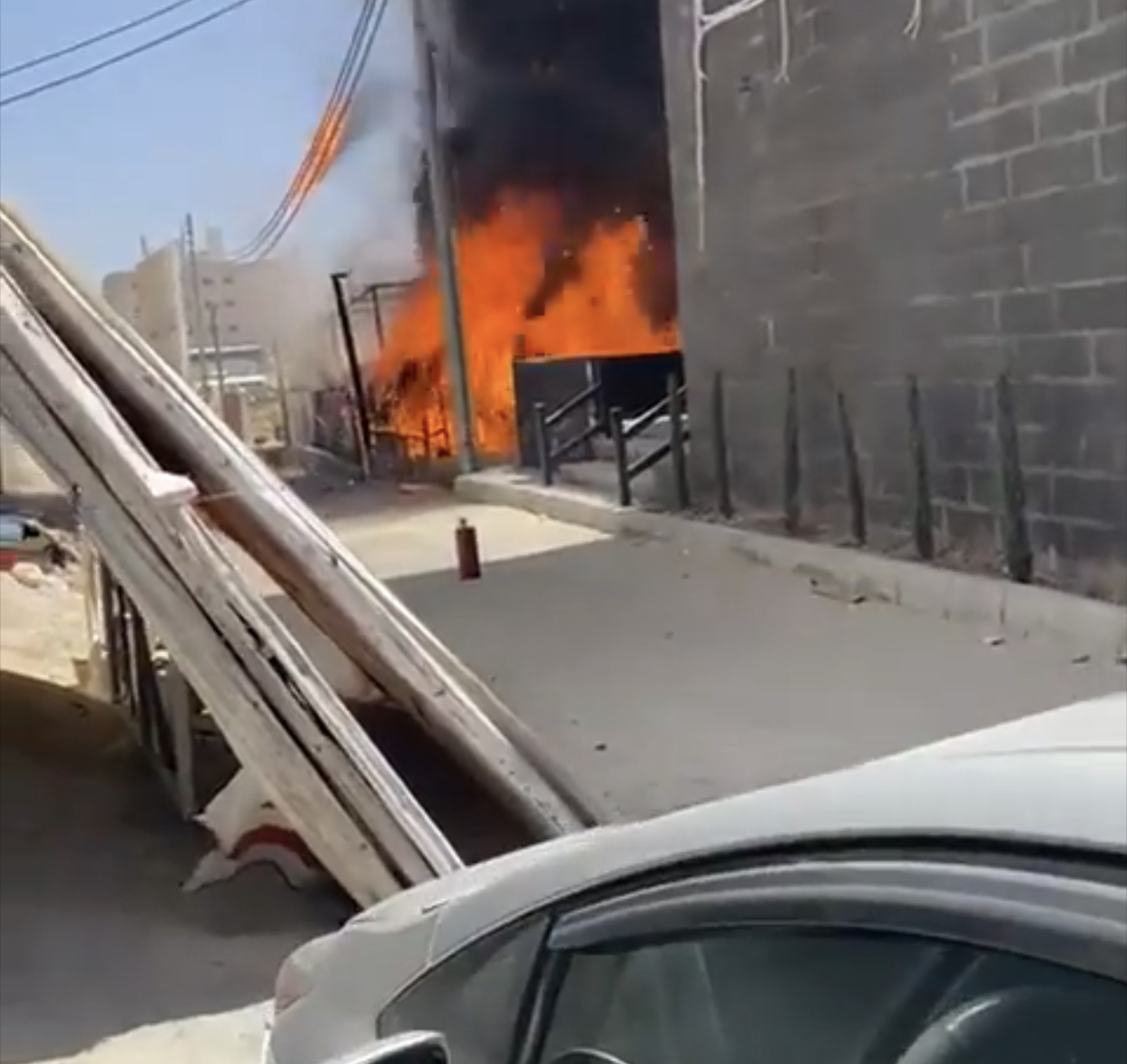 حريق بالقرب من مجمع عمان الجديد بإربد .. صور