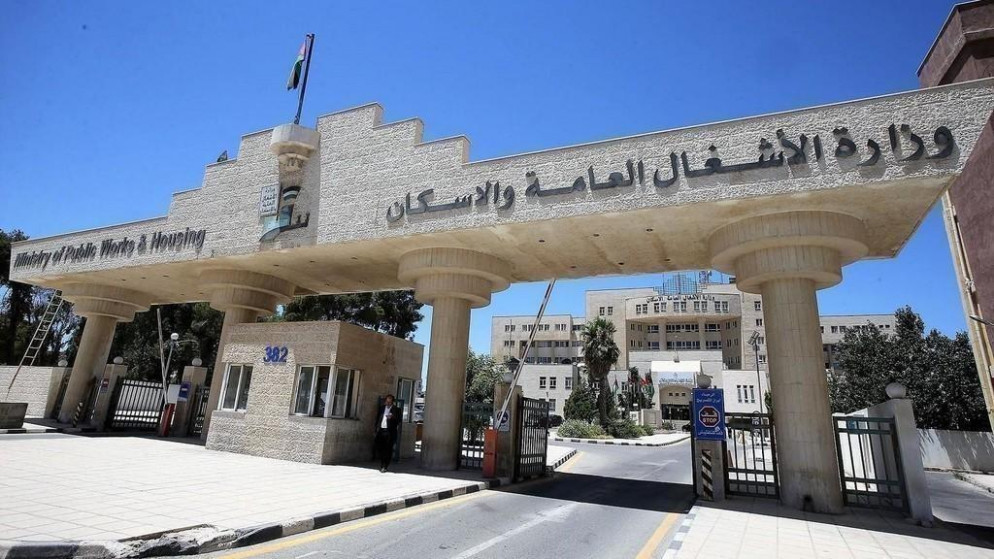 الأشغال تحذر من تدني مدى الرؤية على الطرق بالبادية بسبب الغبار
