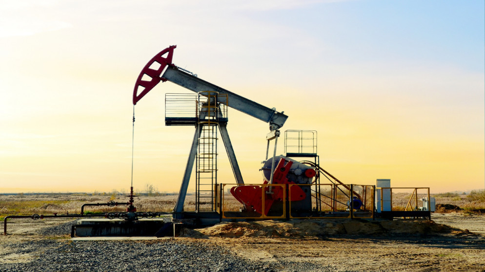 اسعار النفط تنخفض مع ارتفاع المخزونات الامريكية