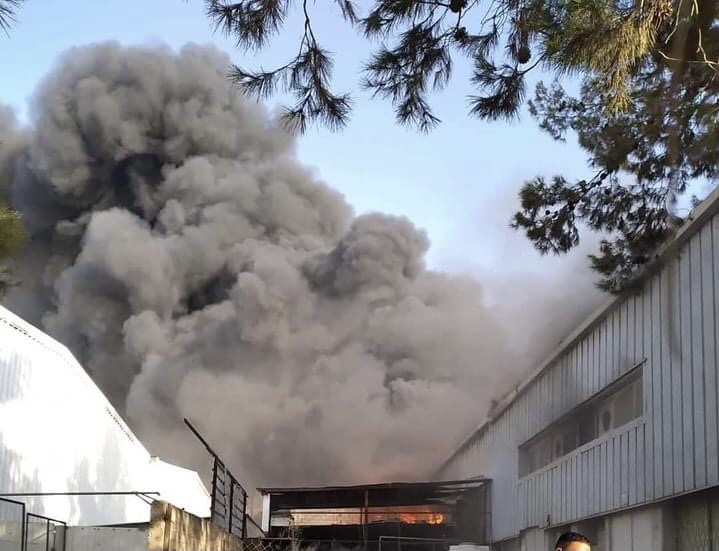 حريق بمصنع في مدينة الحسن الصناعية .. صور 