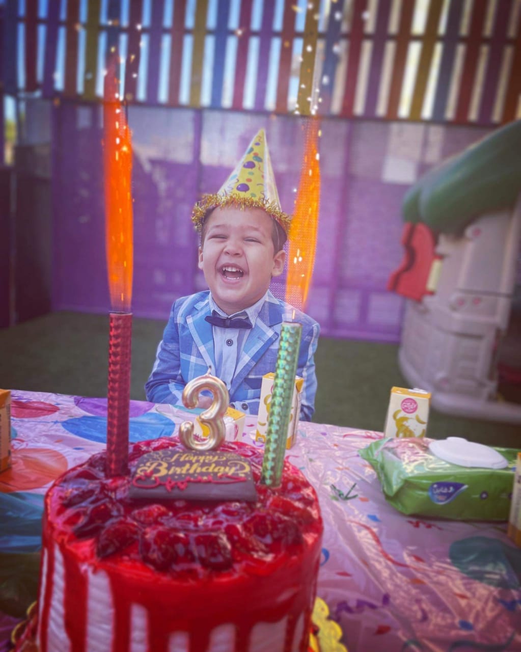 الطفل حسين أنس المومني يُطفئ شمعته الثالثة