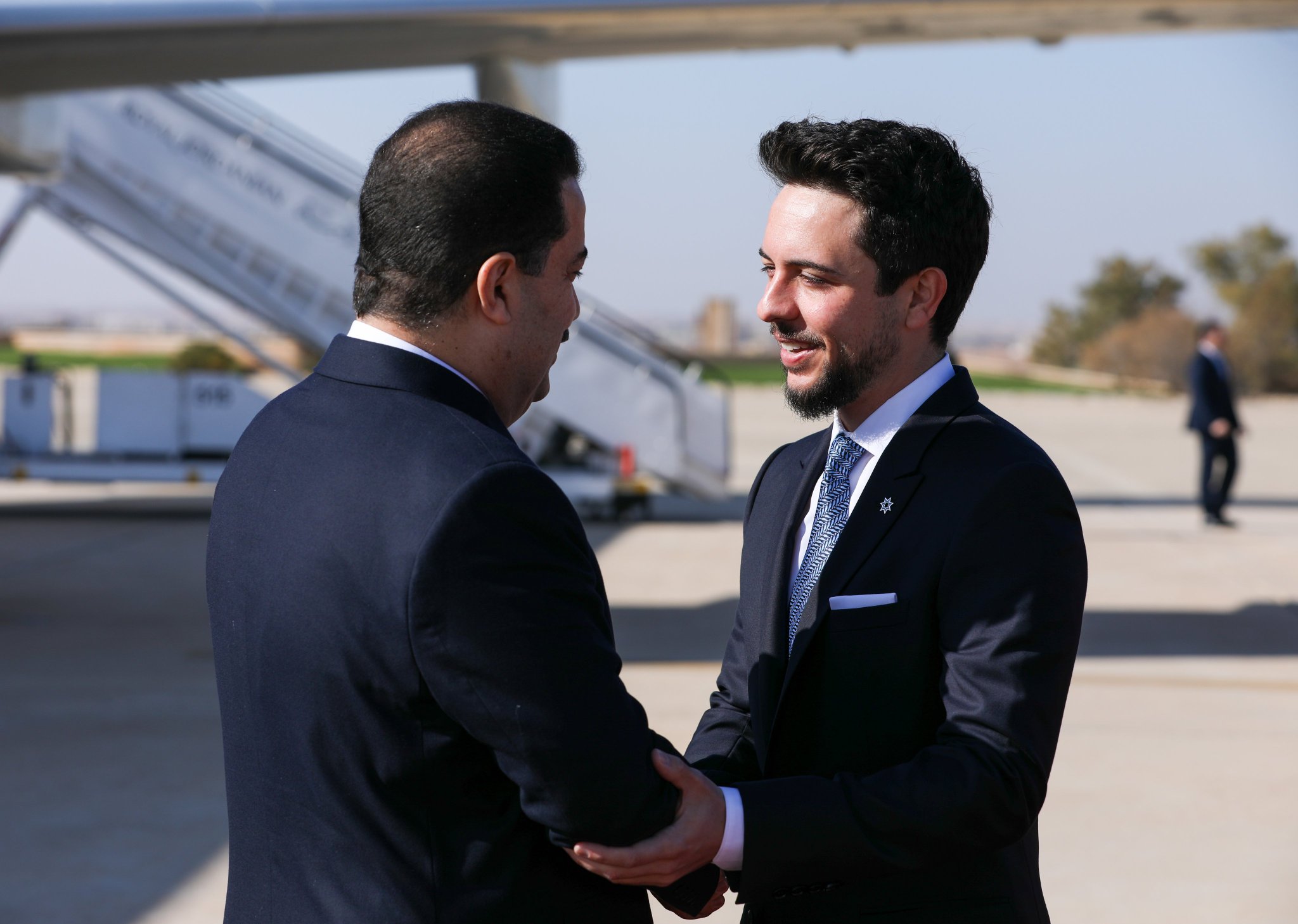 بالصور .. ولي العهد يستقبل رئيس مجلس الوزراء العراقي لدى وصوله المملكة