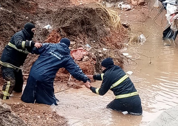 انقاذ 6 اشخاص داهمتهم مياه الامطار في اربد