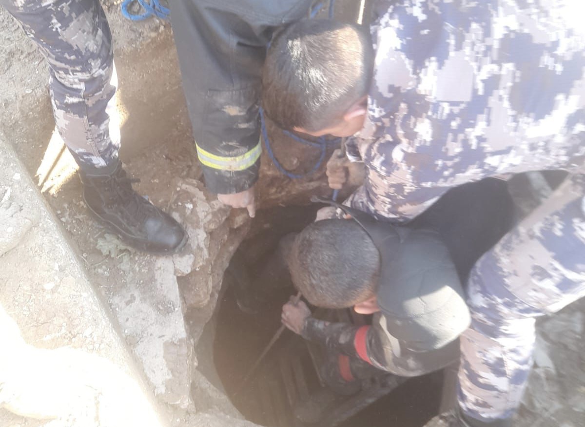 إنقاذ 3 اشخاص من داخل بئر ماء فارغ باربد