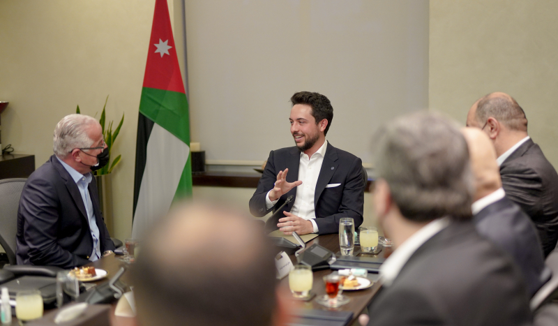 ولي العهد يطلع على خدمات شركة متخصصة في الحلول المالية