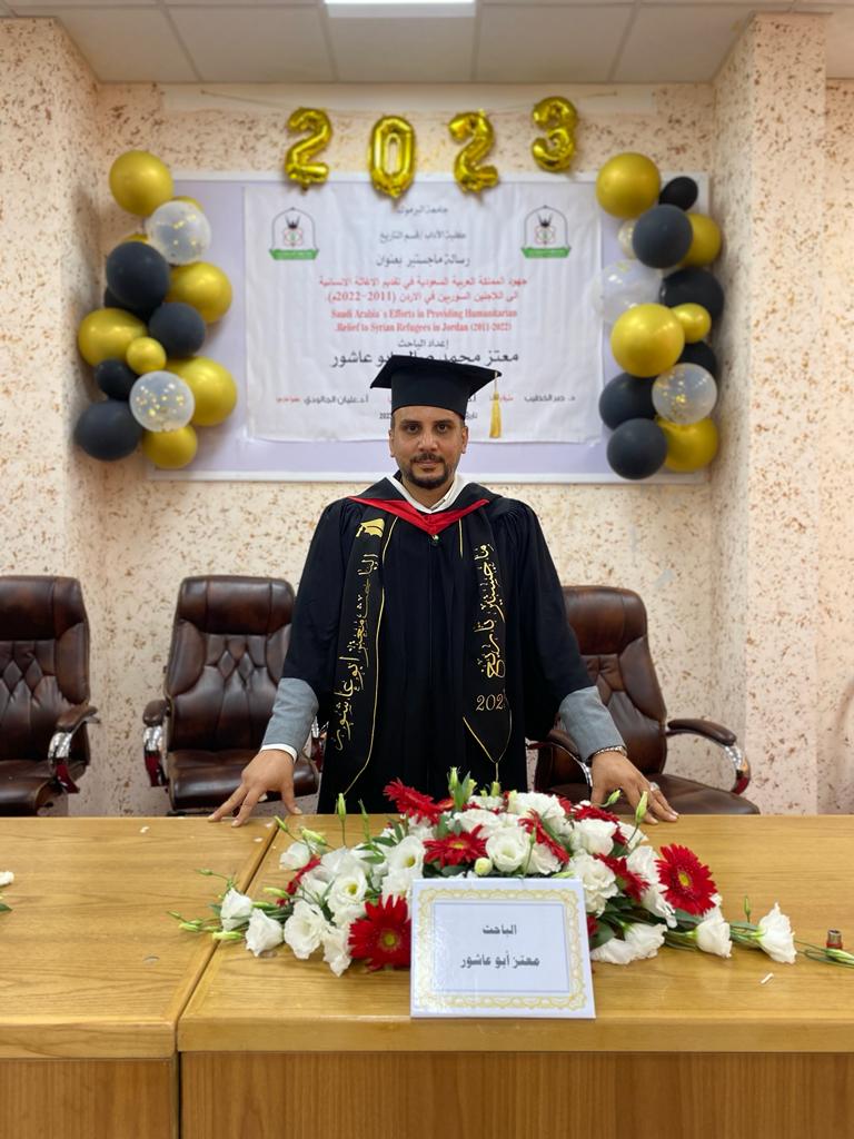 الدكتور مفلح الجراح يبارك لمعتز أبو عاشور حصوله على الماجستير 