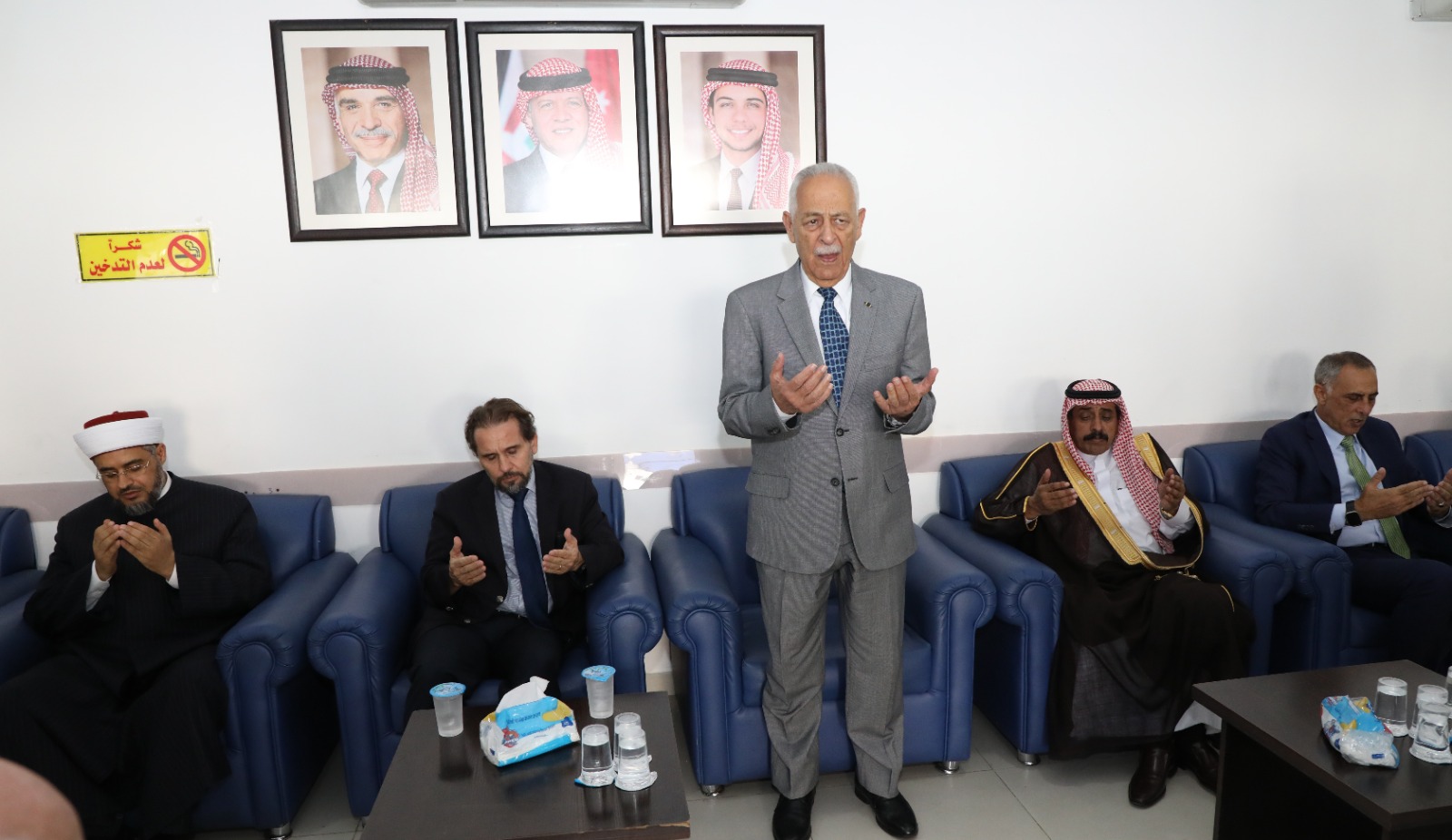 العيسوي يعزي آل هاكوز .. صور 