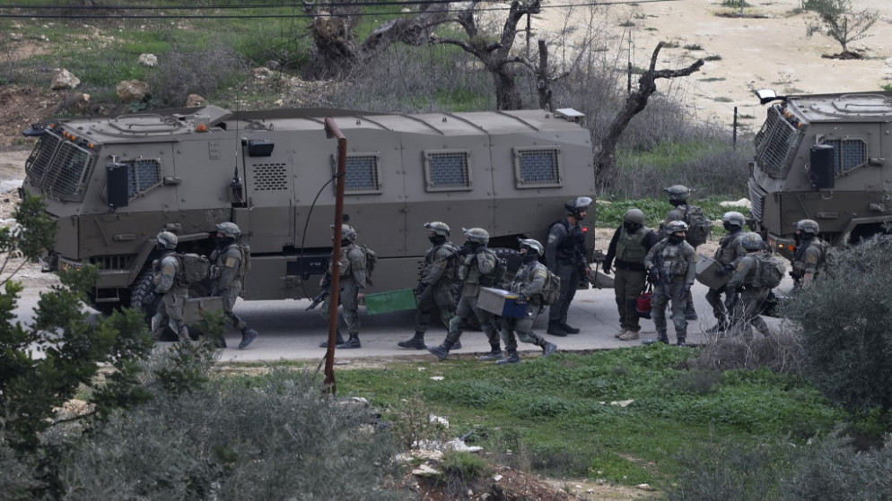 الاحتلال يعتقل 16 فلسطينيا بالضفة الغربية