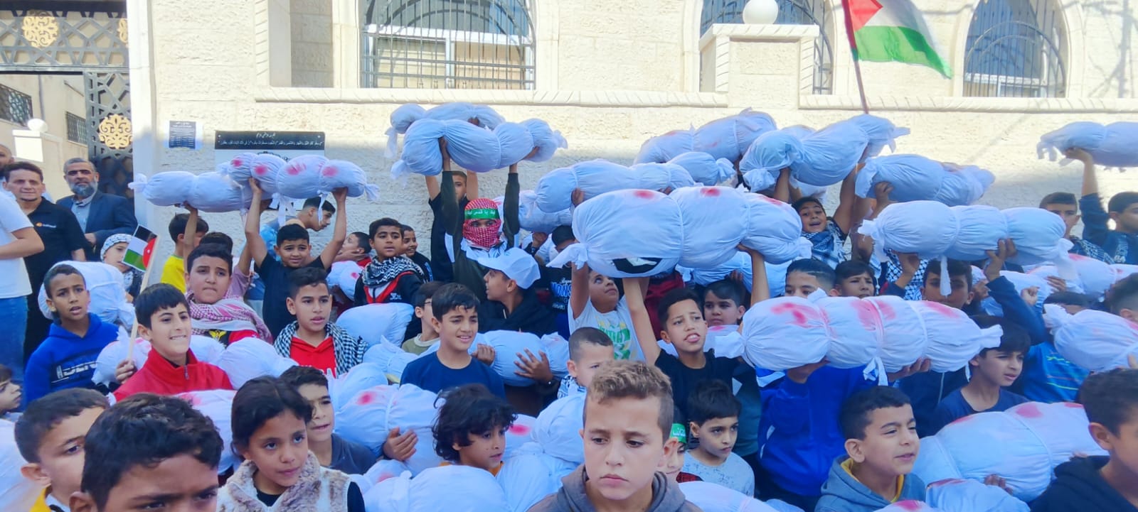 مسيرة بمخيم إربد نصرة لغزة