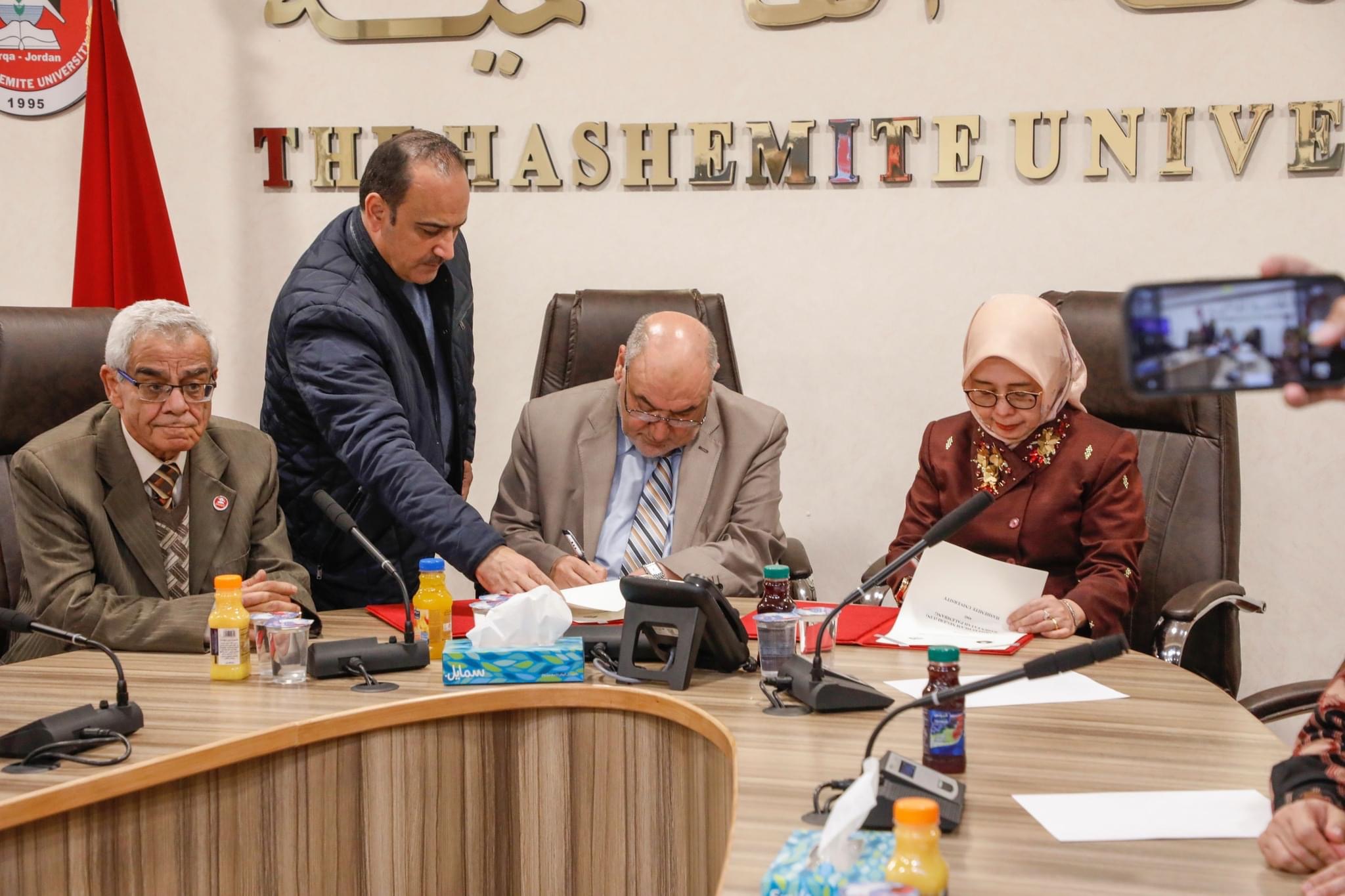 مذكرة تفاهم بين الجامعة الهاشمية والجامعة الحكومية الإسلامية الأندونيسية/رادين فتاح