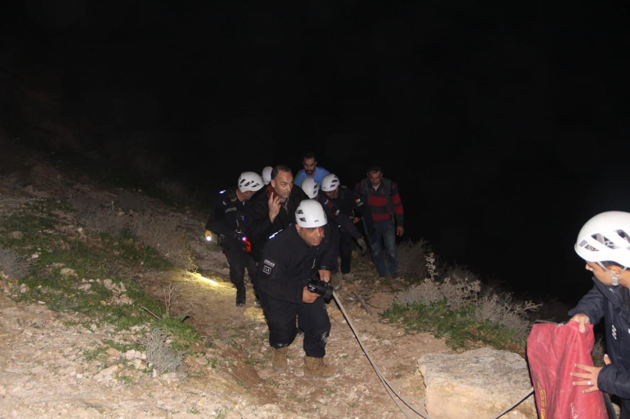 الدفاع المدني ينقذ شخصاً تعرّض للسقوط عن منحدر بعمق 150 متراً بمحافظة إربد 