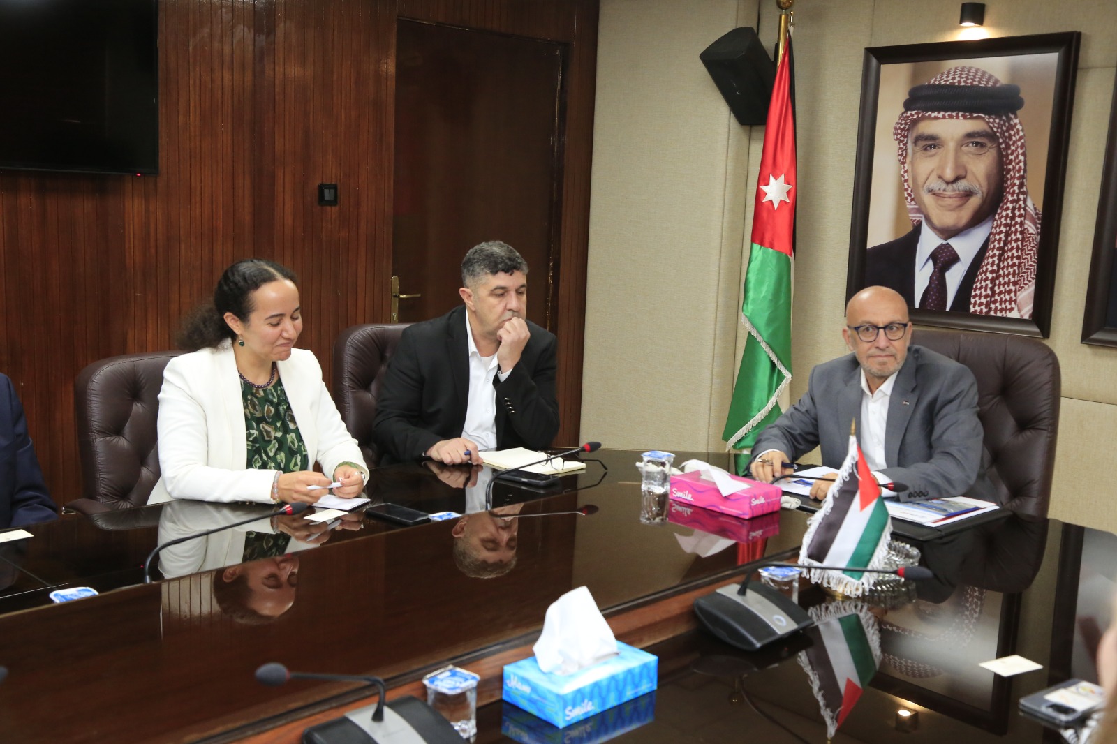 وزير المياه والري يبحث مع نائبة رئيس بنك الاستثمار الأوروبي أوجه التعاون المشترك 