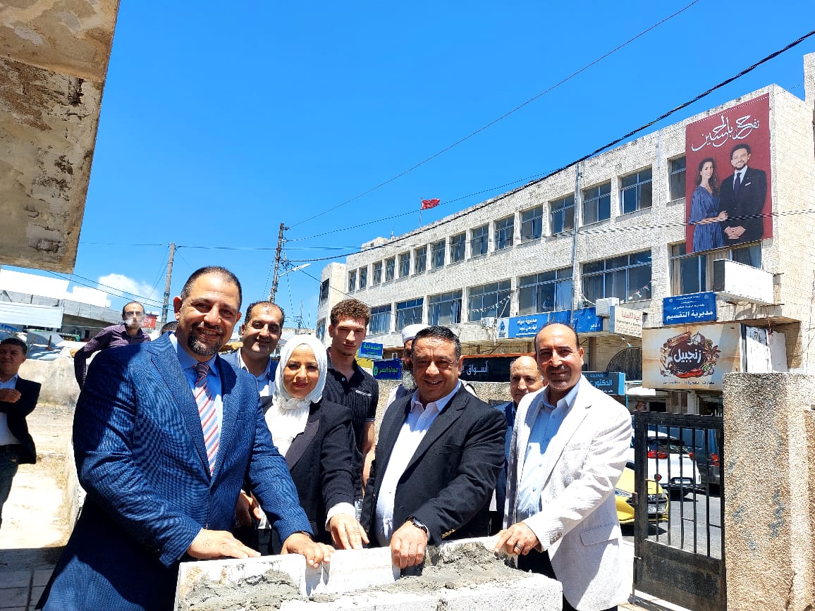 وضع حجر الأساس لمجمع البريد في الحصن