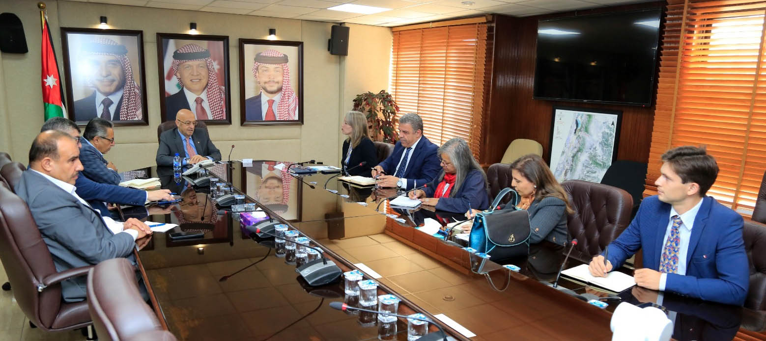 وزير المياه يبحث ومنسقة برنامج الأمم المتحدة الإنمائي التحديات المائية 