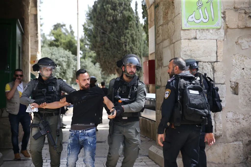 الاحتلال يجبر أهالي مخيم جنين على إخلاء منازلهم ويعتقل 25 فلسطينيا بالضفة
