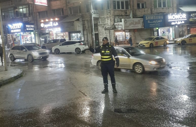 نشامى سير إربد يواصلون عملهم  الميداني بالرغم من الظروف الجوية السائدة .. صور