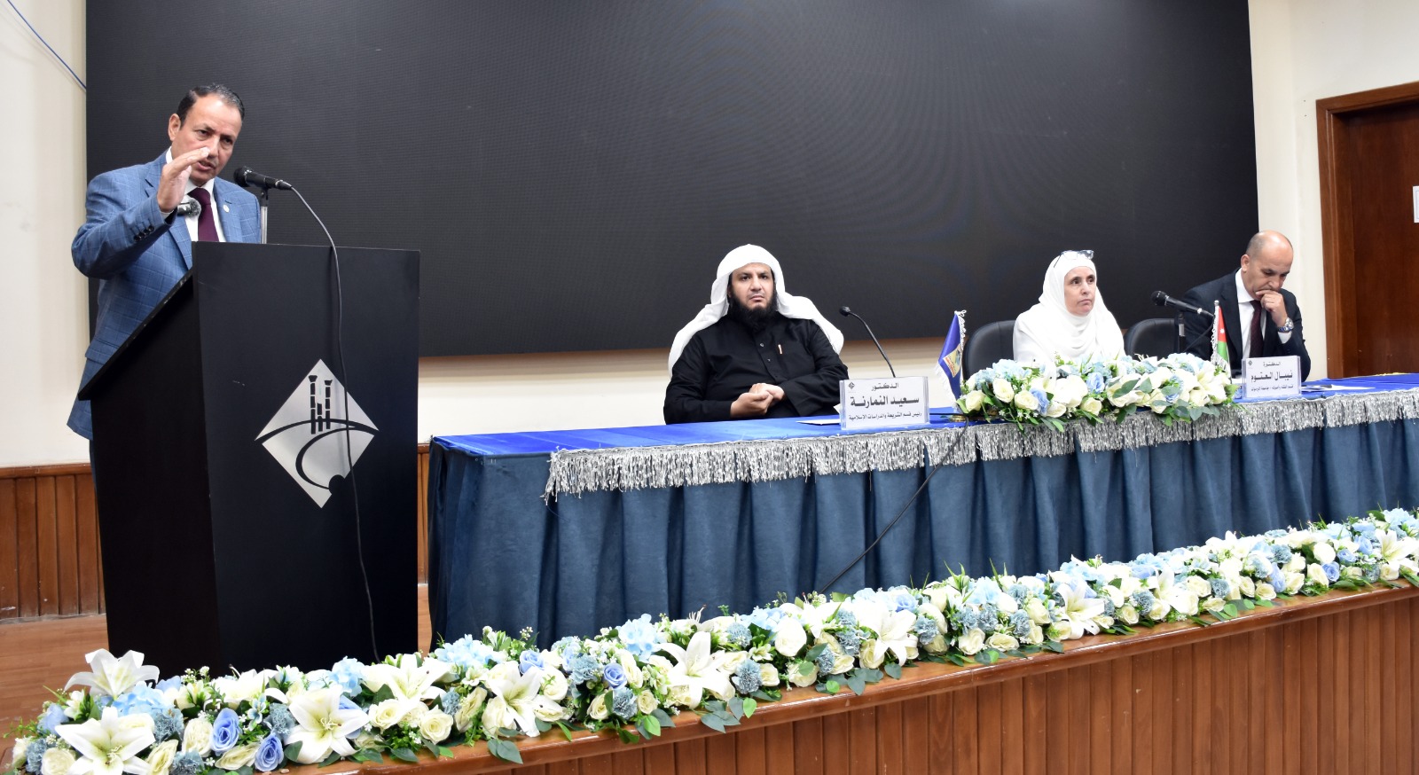 شاهد بالصور .. بتنظيم من قسم الشريعة بكلية القانون .. جامعة جدارا تحتضن محاضرة بعنوان "أثر العبادة في رمضان" 
