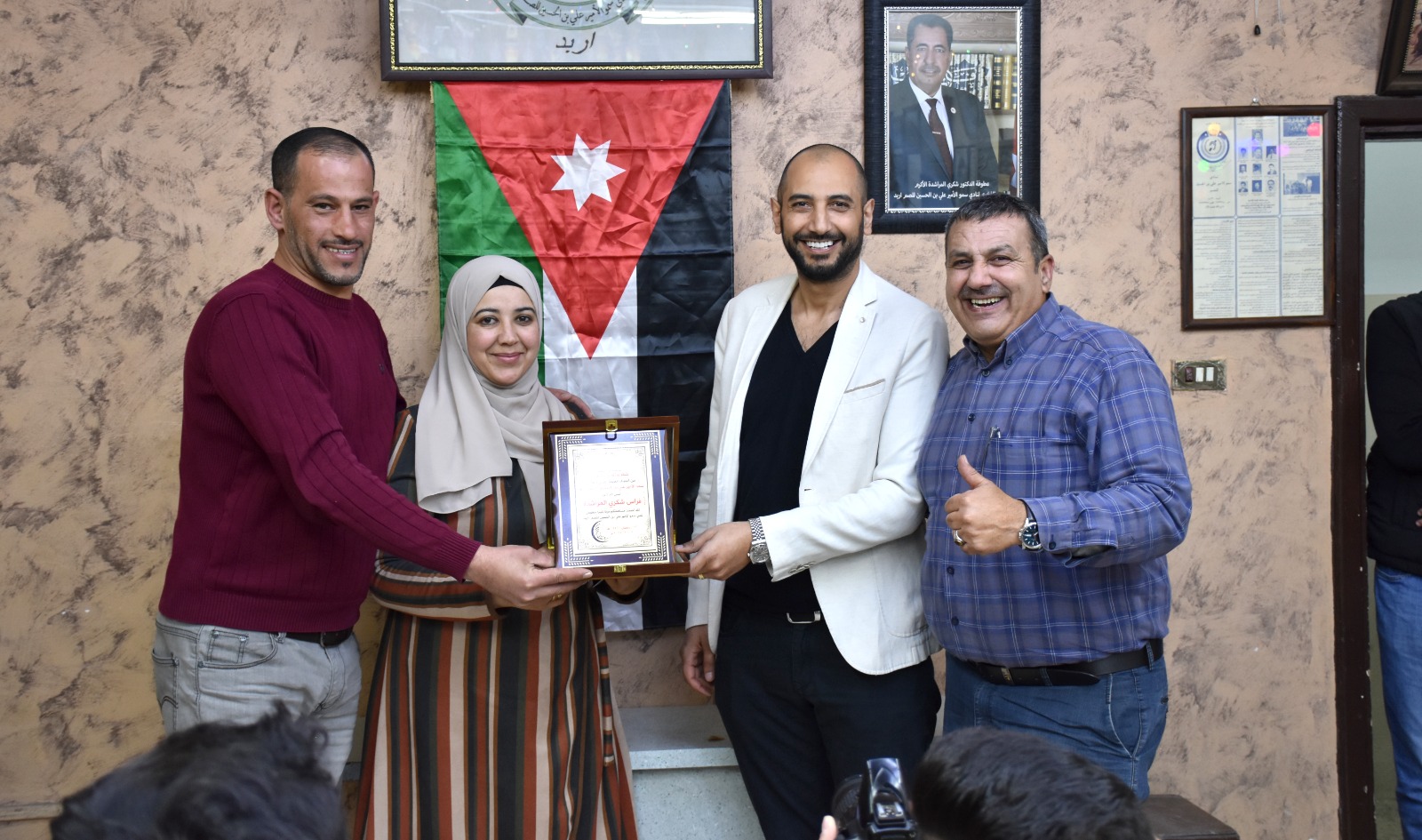 د.فراس شكري المراشده يشارك نادي الصم في إربد إفطارهم الرمضاني .. صور