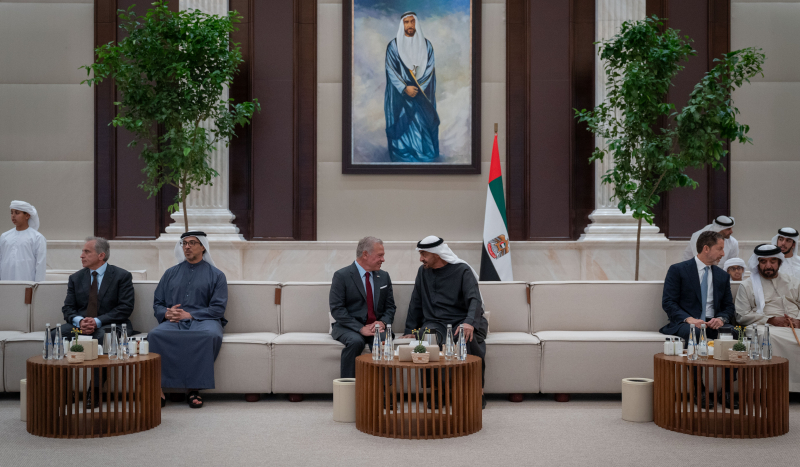 الملك يلتقي رئيس دولة الإمارات في أبوظبي