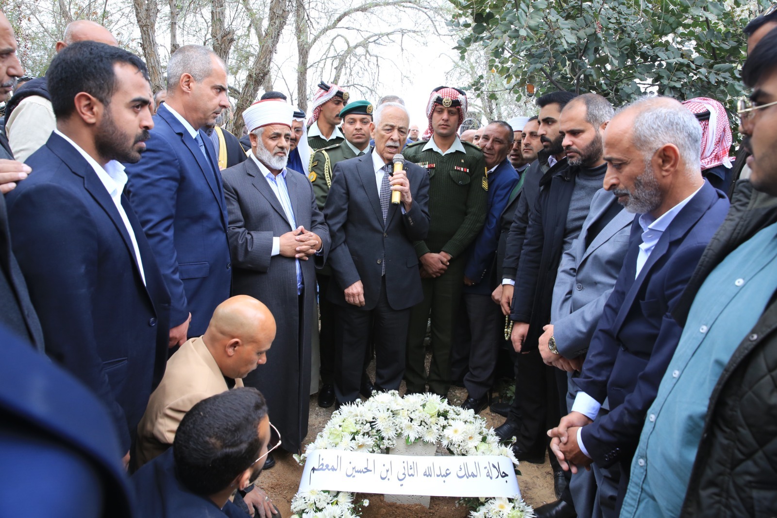 مندوبا عن الملك وولي العهد.. رئيس الديوان الملكي يشارك في تشييع جثمان الوزير عيد الفايز