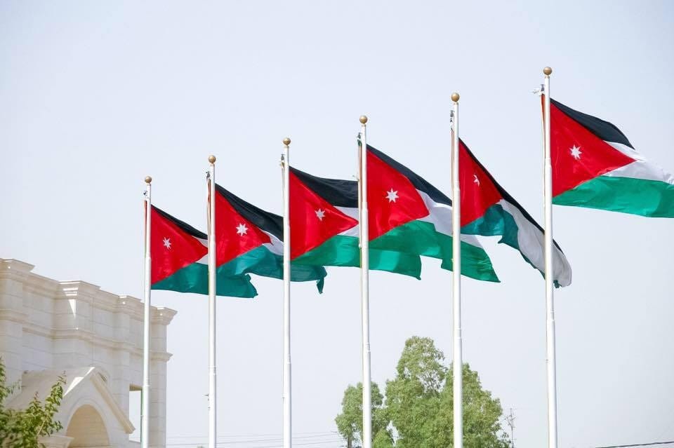 رفع العلم الأردني في مواقع رئيسة في جميع محافظات المملكة احتفالاً باليوم الوطني للعلم الأردني