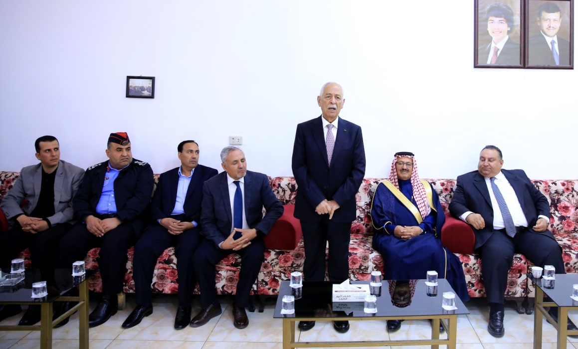 مندوبا عن جلالة الملك وولي العهد العيسوي يعزي الخوالدة