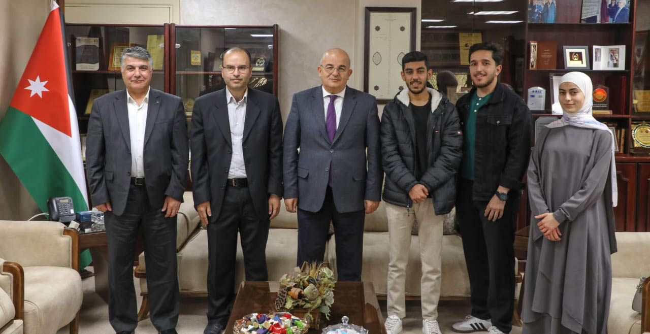 رئيس الجامعة الهاشمية يلتقي طلبة فازوا بجائزة ولي العهد لأفضل تطبيق
